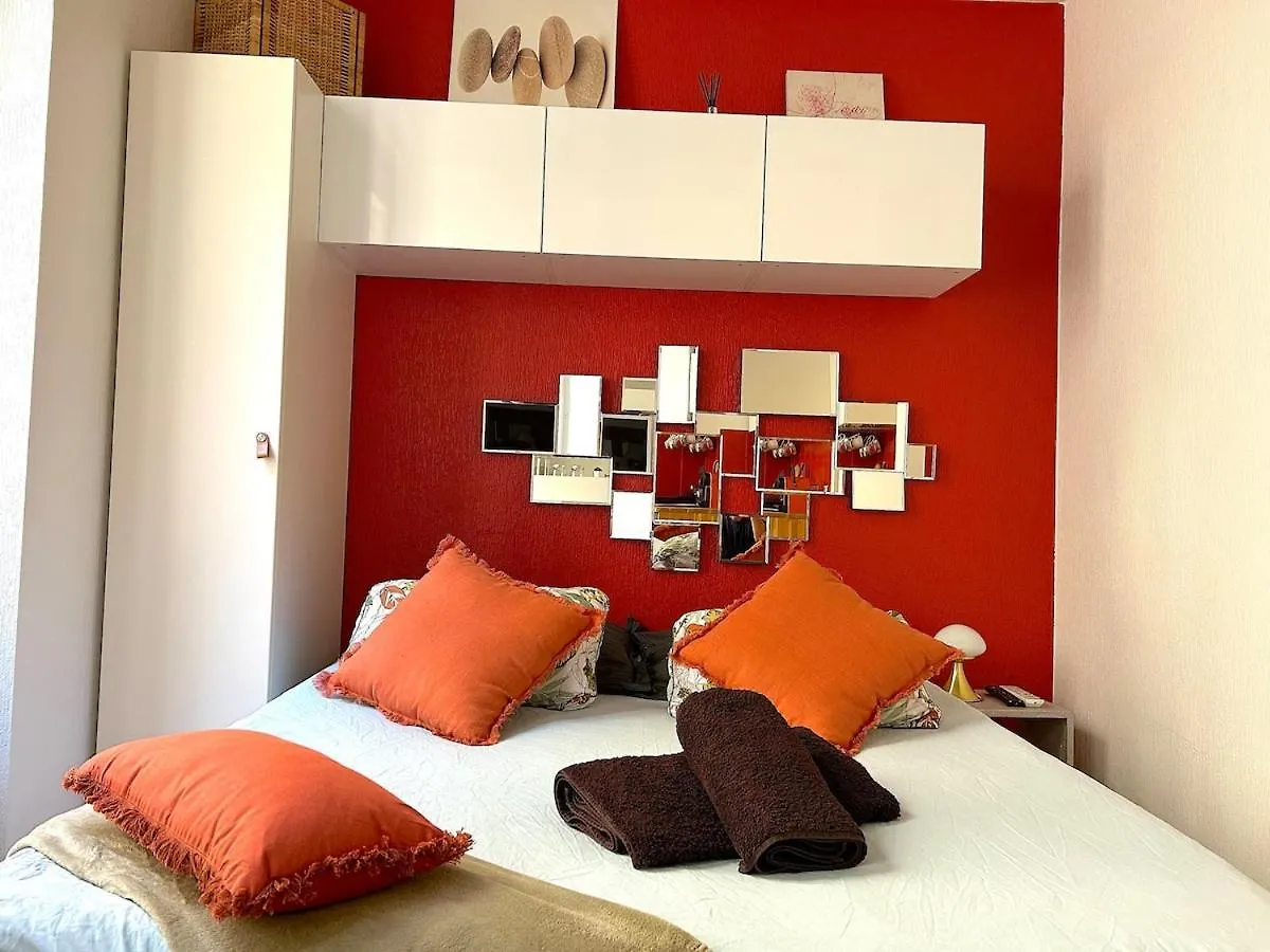 Large Studio - Heart Of Paris 0*,  France