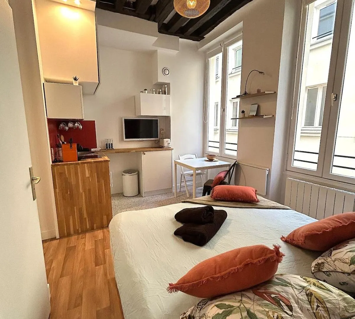 Large Studio - Heart Of Paris France
